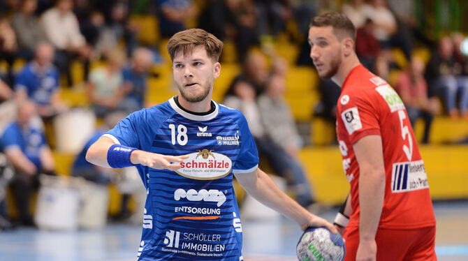 Zeichnet sich in Blaustein als elffacher Torschütze aus: Christian Jabot (mit Ball) vom VfL Pfullingen.   FOTO: PIETH