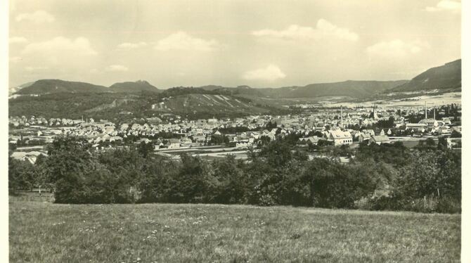 Stadtansicht von Westen: Die Postkarte wurde vom Wippberg aus aufgenommen und zeigt Metzingen, das von der Schwäbischen Alb umge