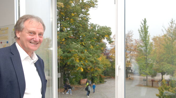 Nur fürs Foto ohne Maske: DBG-Schulleiter Matthias Pröhl mit Blick auf den Pausenhof.  FOTO: PFISTERER
