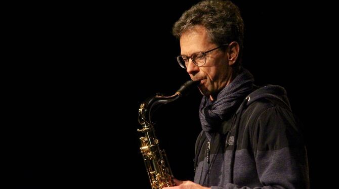 Schöpfte die ganze Bandbreite zwischen gehauchten und kräftig vollen Tönen aus: Saxofonist Klaus Zickler.  FOTO: SPIESS