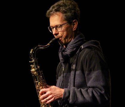 Schöpfte die ganze Bandbreite zwischen gehauchten und kräftig vollen Tönen aus: Saxofonist Klaus Zickler.  FOTO: SPIESS