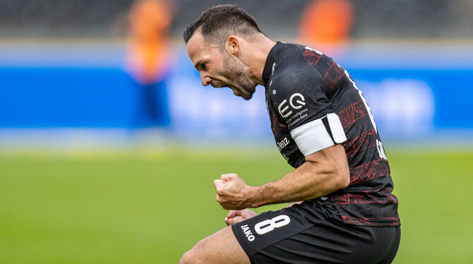 Gonzalo Castro jubelt nach seinem Treffer zum 2:0. Grund zur Euphorie sieht der VfB-Kapitän aber keine. FOTO: GORA/DPA