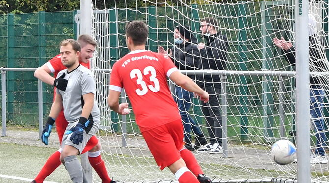Betrübt: Dettingens Torwart Christopher Hoffmann hatte gegen den TSV Ofterdingen gleich fünf Mal das Nachsehen. FOTO: MEYER Betrübt: Dettingens Torwart Christopher Hoffmann hatte gegen den TSV Ofterdingen gleich fünf Mal das Nachsehen. FOTO: MEYER