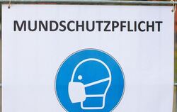 Ein Schild weist auf das verpflichtende Tragen einer Maske hin