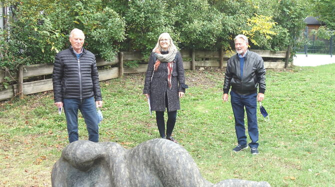 Andrea Bachmann (Mitte) zusammen mit den Neffen des Künstlers Fred Raach (links) und Hans-Peter Grupp bei der »Urmutter« im Park