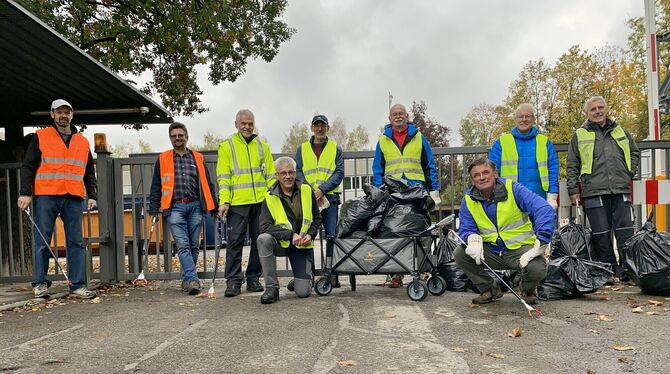 Neun Mitglieder des Freizeit-Sport-Vereins (FSV) haben in Pfullingen mit Kneifzangen für saubere Verhältnisse gesorgt. FOTO: GUT