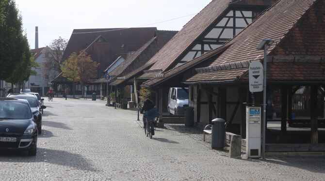 Die Autos parken, zwei Radfahrer sind in Metzingen am Kelternplatz unterwegs. Mit mehr Radfahren im Alltag lässt sich die Einspa
