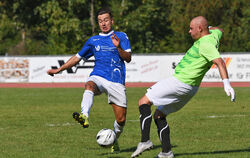Aleksandar Krsic vom VfL Pfullingen (links, hier im Duell mit Schlussmann Rüdiger Nägele von der SG Reutlingen) wird künftig bes