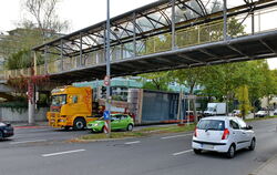 Die vorbereitenden Arbeiten für den Abbruch des Stegs über die Konrad-Adenauer-Straße haben heute, Mittwoch, begonnen. Am Dienst
