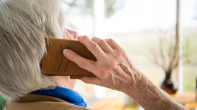 Immer wieder fallen Senioren am Telefon auf falsche Polizeibeamte rein. Das liegt daran, dass die Anrufer die älteren Leute mass