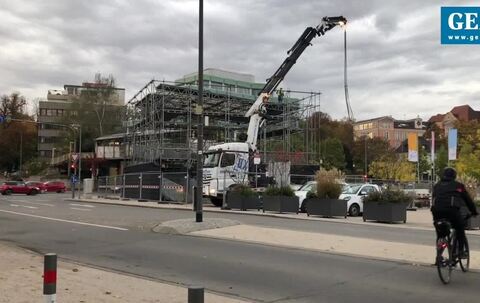 Der Rückbau des Fußgängerstegs beginnt mit dem Gerüst