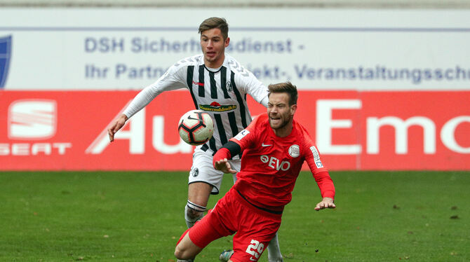 Erzielt im Spiel beim TSV Steinbach Haiger vier Tore für den SC Freiburg II: Der Ex-Reutlinger Marvin Pieringer (links/schwarz-w
