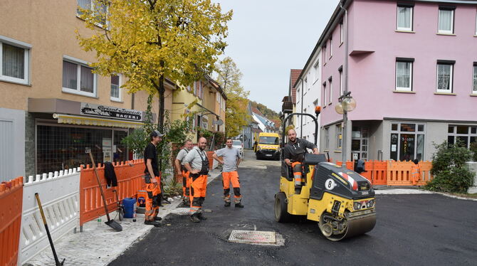 Schwarzkolonne bei der Arbeit: In der Großen Ziegelstraße in Pfullingen ist heute noch kein Durchkommen.  FOTO: HAILFINGER