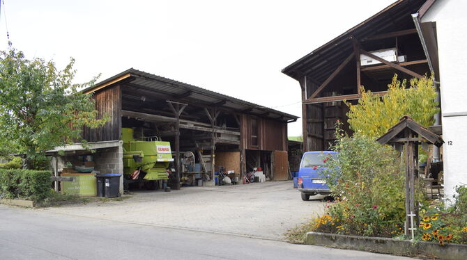 Gegenüber von diesem landwirtschaftlichen Betrieb in Neuhausen sollen wenige Einfamilien- und Reihenhäuser gebaut werden, auf ei