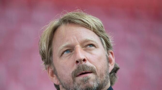 Sven Mislintat steht im Stadion Sven Mislintat steht im Stadion