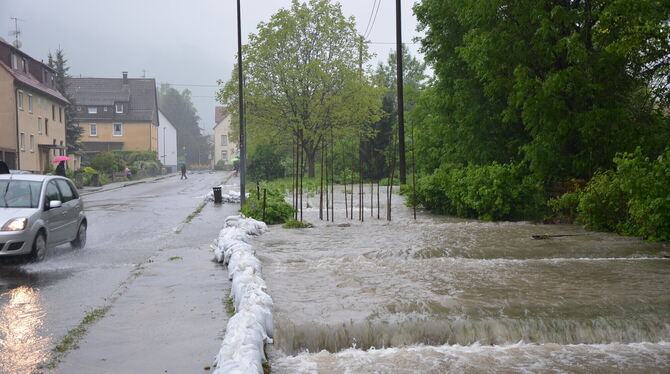 2013 war die Echaz nicht mehr zu halten und überflutete unter anderem die Moltkestraße in Unterhausen.  FOTO: SCHÖBEL