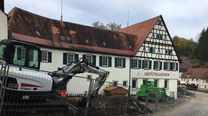 Die Sanierung des Gestütsgasthofs in Offenhausen hat begonnen. Im Zusammenhang mit der erforderlichen Erneuerungen der Kanäle ha