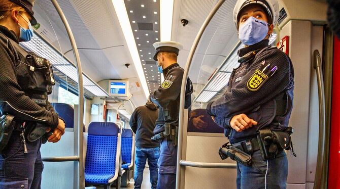 Polizeibeamte schauen in der S-Bahn verstärkt nach dem Rechten.  FOTO: STOPPEL/GEA