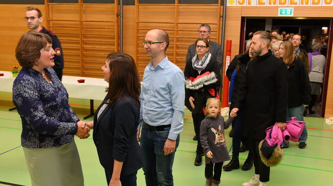 2021 so nicht möglich: Viele Gäste und ein Handschlag mit Bürgermeisterin Silke Höflinger (links) gehört zum Walddorfhäslacher N