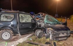 Zwei zerstörte Fahrzeuge stehen an einer Unfallstelle