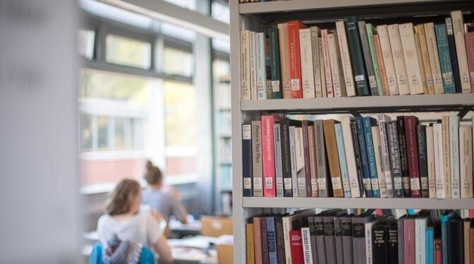 Studentierende lernen in einer Universitätsbibliothek