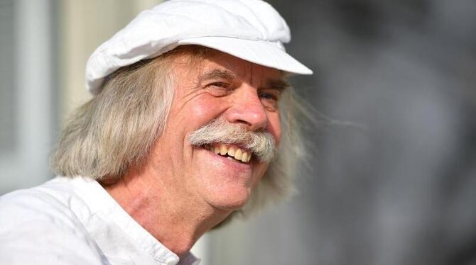 Der Künstler Peter Lenk lacht