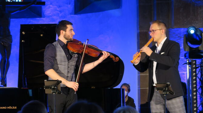 Brüderliche Klangharmonie: Lukas Hanke an der Bratsche (links) und David Hanke an der Blockflöte beim Auftritt der Hanke Broth