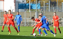 Gestoppt: Enis Küley (rotes Trikot) und der SSV Reutlingen haben gegen die Stuttgarter Kickers (vorne Malte Moos, hinten Lukas K