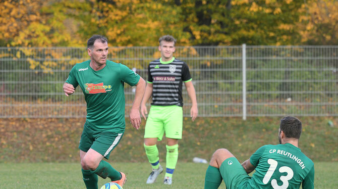 Bringt CP Reutlingen mit zwei Elfmetertoren gegen den TSV Eningen II auf die Siegerstraße: Fidan Shuti (am Ball). Am Boden: Sein