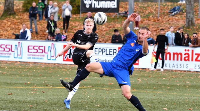 Nicht zu stoppen: Die  U 23-Fußballer des VfL Pfullingen, hier mit dem dreifachen Torschützen Hannes Haag (links) gegen Bad Urac