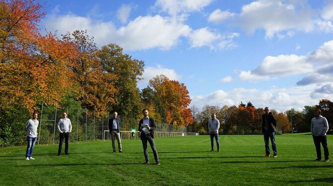 Der neue Rasenplatz wurde von Fußballern des TSV Sondelfingen und Bezirksbürgermeister Mike Schenk (Mitte) eingeweiht.  FOTO: LE