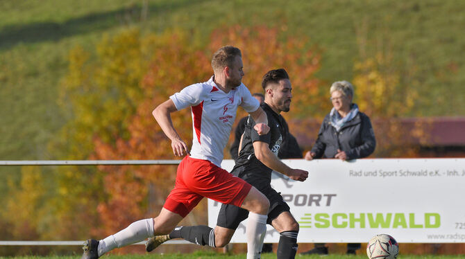 Patrick März beim Duell mit Wittlingens Johannes Maurer traf per Strafstoß für den SV Würtingen.   FOTO: BAUR