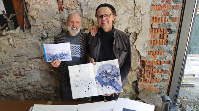 Gerhard Schmid-Nurminen (links) und Helmut Zirkelbach präsentieren ihr Buch »AlbHeimat« mit Gedichten und Radierungen. FOTO: BLO