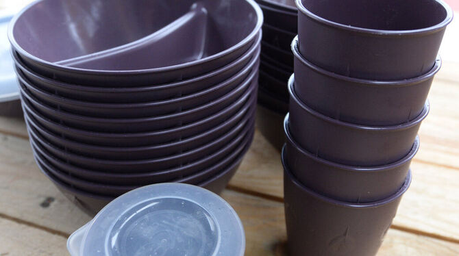 Wenn es bei dem mitgebrachten Geschirr nichts zu beanstanden gibt, kann es befüllt werden.  FOTO: DPA