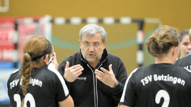 Wieder Trainer bei den Frauen des TSV Betzingen: Wilfried Zühlke.  FOTO: BAUR