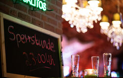 Um 23 Uhr ist jetzt auch in Reutlinger Kneipen Zapfenstreich. Die Gastronomen halten nichts vom neuen Erlass. FOTO: KIRCHNER/DPA