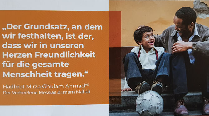 Mit Plakaten wie diesem wirbt Ahmadiyya für ein friedliches Miteinander.   FOTO: KÜSTER