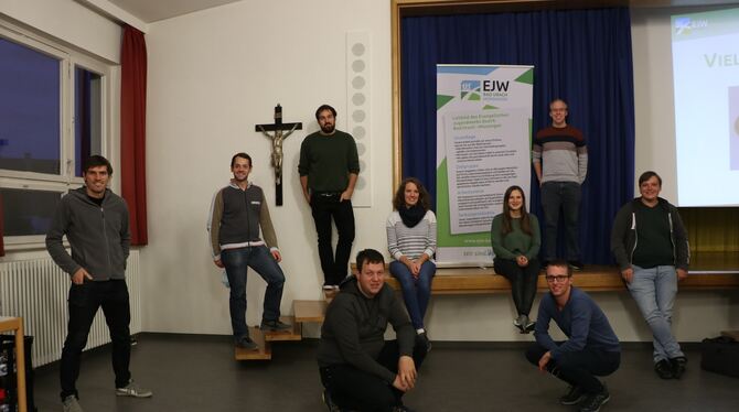 Ein Teil des neu gewählten Vorstandgremiums und des BAK des Evangelischen Jugendwerks Bad Urach-Münsingen.  FOTO: EJW
