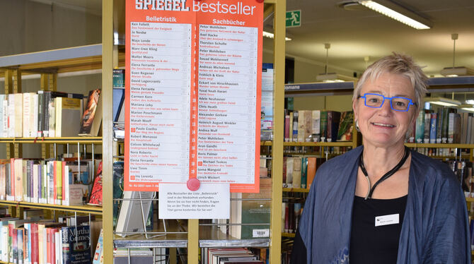 Die Liste der Bestseller oben am Bücherregal und die Bestseller der Pliezhäuser darunter: Laut Mediotheksleiterin Karin Lorenz m