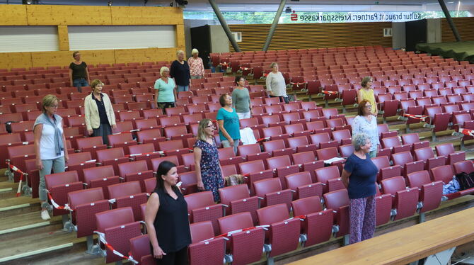 Singen auf Abstand: Chorprobe der Betzinger Sängerschaft im Sommer in der Zuschauertribüne des Naturtheaters.  FOTO: KNAUER