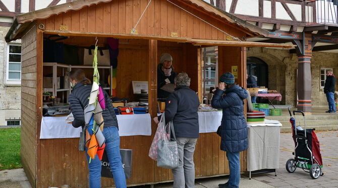 Filz und Vogelhäuschen: Kunsthandwerker sind in wechselnder Besetzung auf dem Münsinger Wochenmarkt dabei.  FOTOS: NIETHAMMER