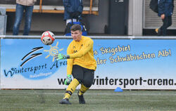 Tim Becker hielt den VfL vor der Pause durch gute Paraden im Spiel.  FOTO: BAUR/EIBNER