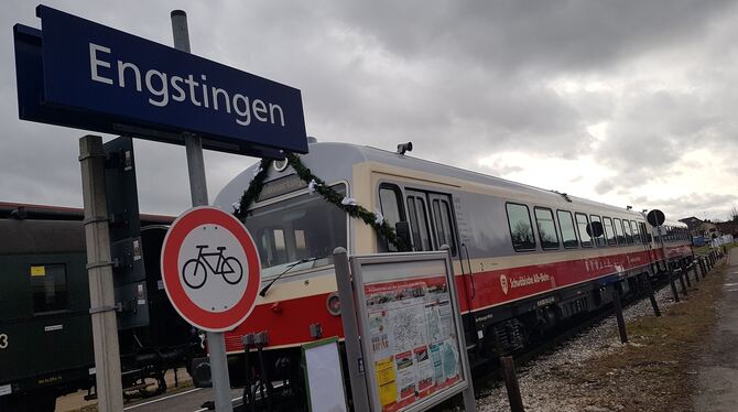 Mit der Schwäbsichen Alb-Bahn geht es jetzt wieder von Engstingen bis nach Gammertingen. Hier ein Bild von der »Jungfernfahrt« a