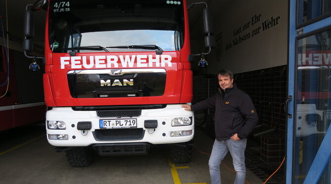 Kommandant Matthias Lutz zeigt den Logistikwagen der Feuerwehr Pliezhausen, der in Rübgarten stationiert werden soll. FOTO: KLEI