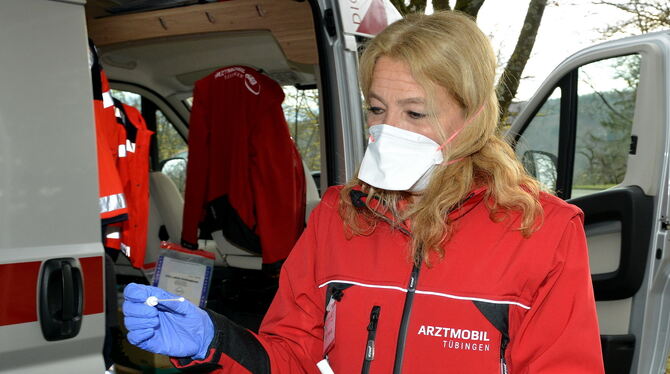 Das Arztmobil (links mit Lisa Federle im Einsatz) ist ständig im Einsatz. Wer Symptome spürt, findet ab Montag wieder ärztliche