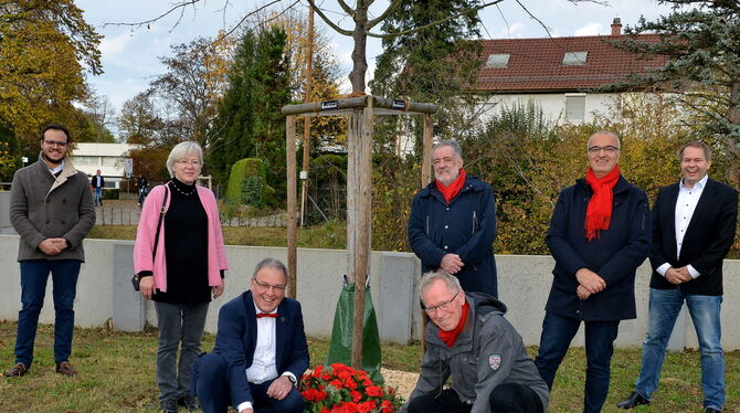 Mitglieder der Reutlinger SPD legen zur Erinnerung an den früheren Reutlinger Oberbürgermeister Oskar Kalbfell einen Kranz niede