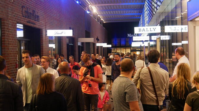 So sieht es normalerweise beim Midnight-Shopping in Metzingen aus. Kunden drängelten sich 2018 in und vor den Geschäften. Doch i