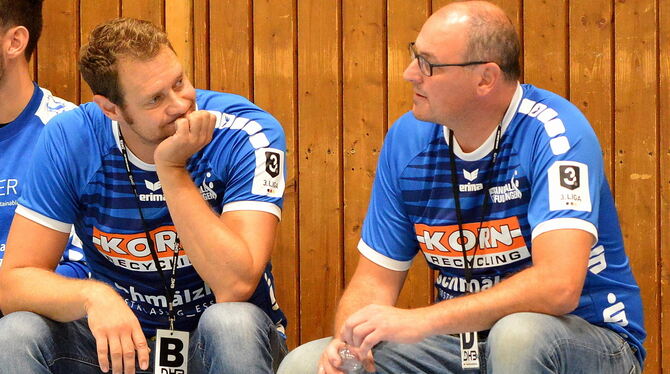 Nachdenklich: Pfullingens Trainer Daniel Brack (links) und Torhüter-Trainer Michael Villgrattner.   FOTO: NIETHAMMER