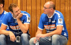 Nachdenklich: Pfullingens Trainer Daniel Brack (links) und Torhüter-Trainer Michael Villgrattner.   FOTO: NIETHAMMER