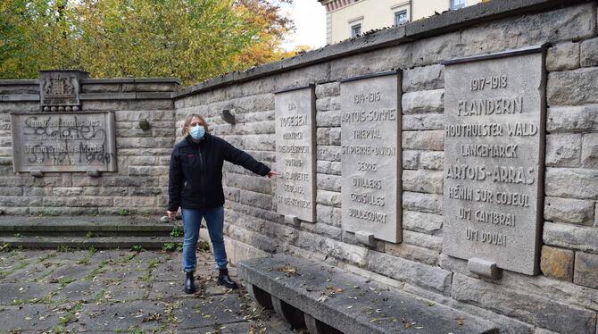 Dagmar Waizenegger, Leiterin des Fachbereichs Kunst und Kultur in Tübingen, zeigt die Schäden am Denkmal für das 10. Württemberg
